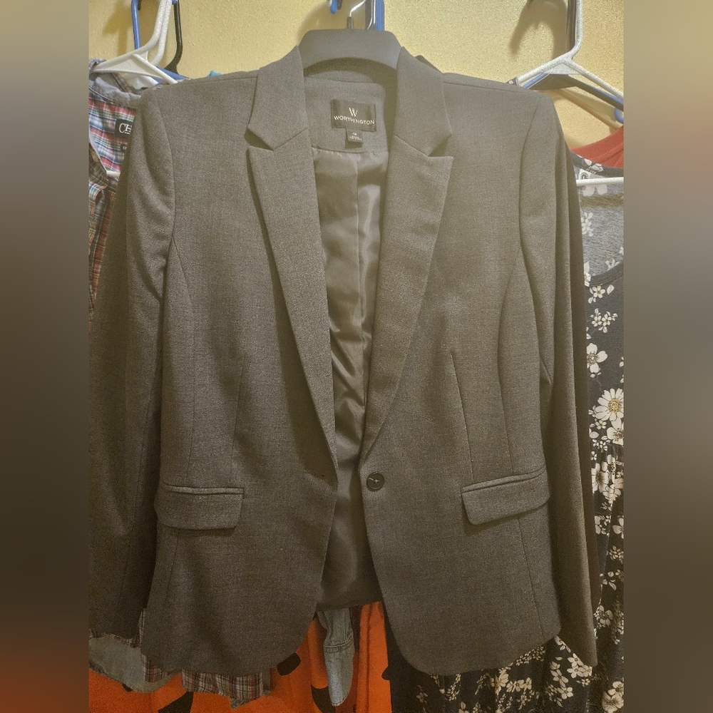 EUC Women's Worthington Gray Blazer. 1 button closure, 2 front pockets, size 10
